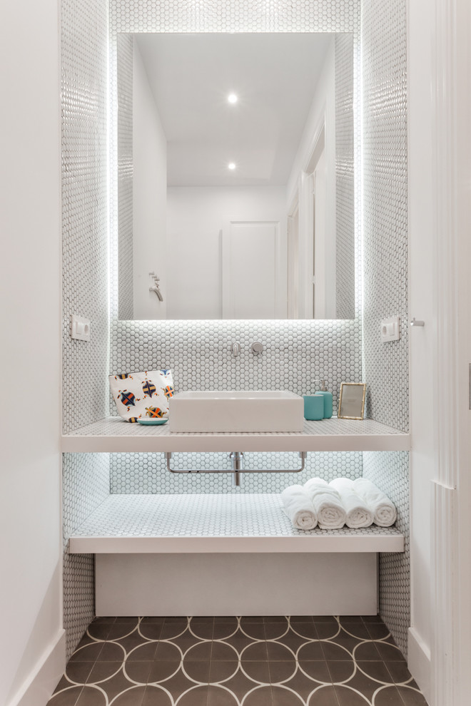 Источник вдохновения для домашнего уюта: маленькая ванная комната в стиле неоклассика (современная классика) с белыми стенами для на участке и в саду