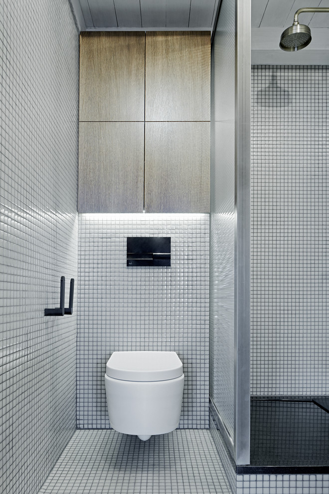 Идея дизайна: большая ванная комната в скандинавском стиле с светлыми деревянными фасадами, ванной в нише, белой плиткой, плиткой мозаикой, белыми стенами, полом из мозаичной плитки, столешницей из дерева и белым полом