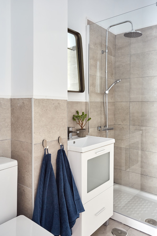 Modelo de cuarto de baño actual pequeño con baldosas y/o azulejos grises, baldosas y/o azulejos de cerámica y aseo y ducha