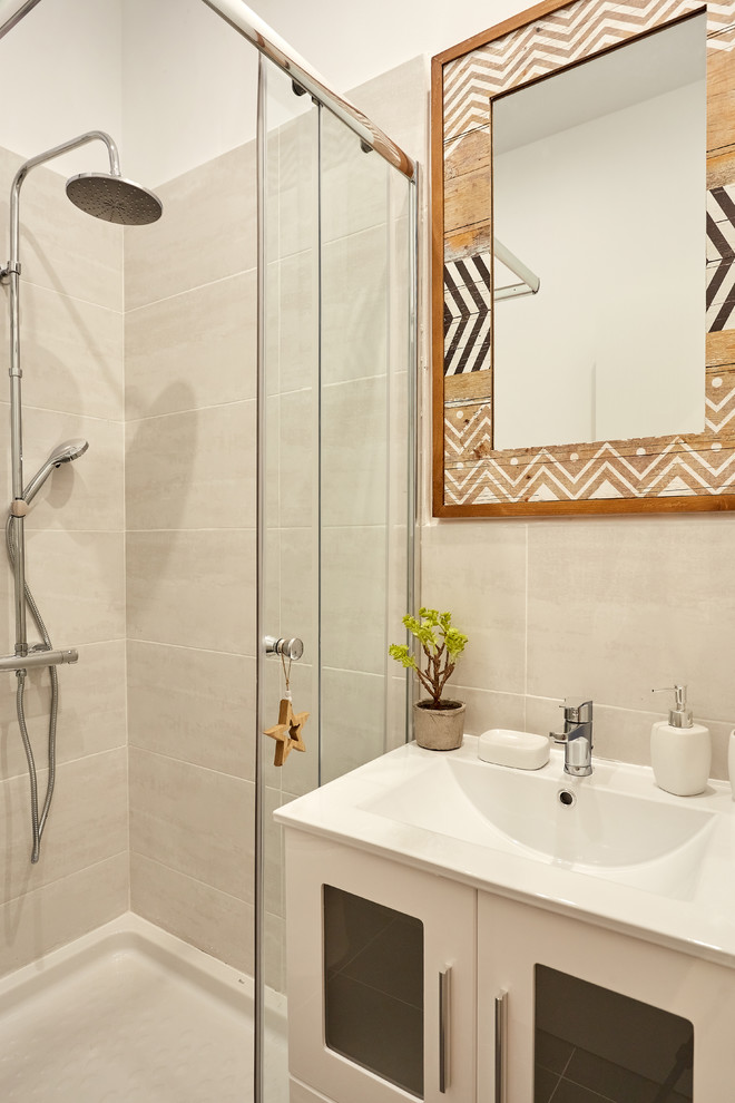 Foto de cuarto de baño actual pequeño con baldosas y/o azulejos grises, baldosas y/o azulejos de cerámica y aseo y ducha