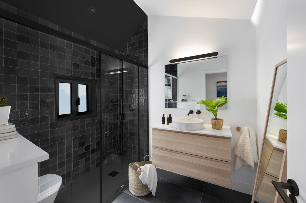 Пример оригинального дизайна: ванная комната в современном стиле с тумбой под одну раковину, подвесной тумбой и сводчатым потолком