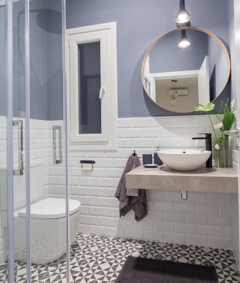 Inspiration för ett litet minimalistiskt badrum med dusch, med öppna hyllor, grå skåp, en kantlös dusch, en toalettstol med hel cisternkåpa, vit kakel, keramikplattor, grå väggar, klinkergolv i keramik, ett fristående handfat, träbänkskiva, svart golv och dusch med skjutdörr