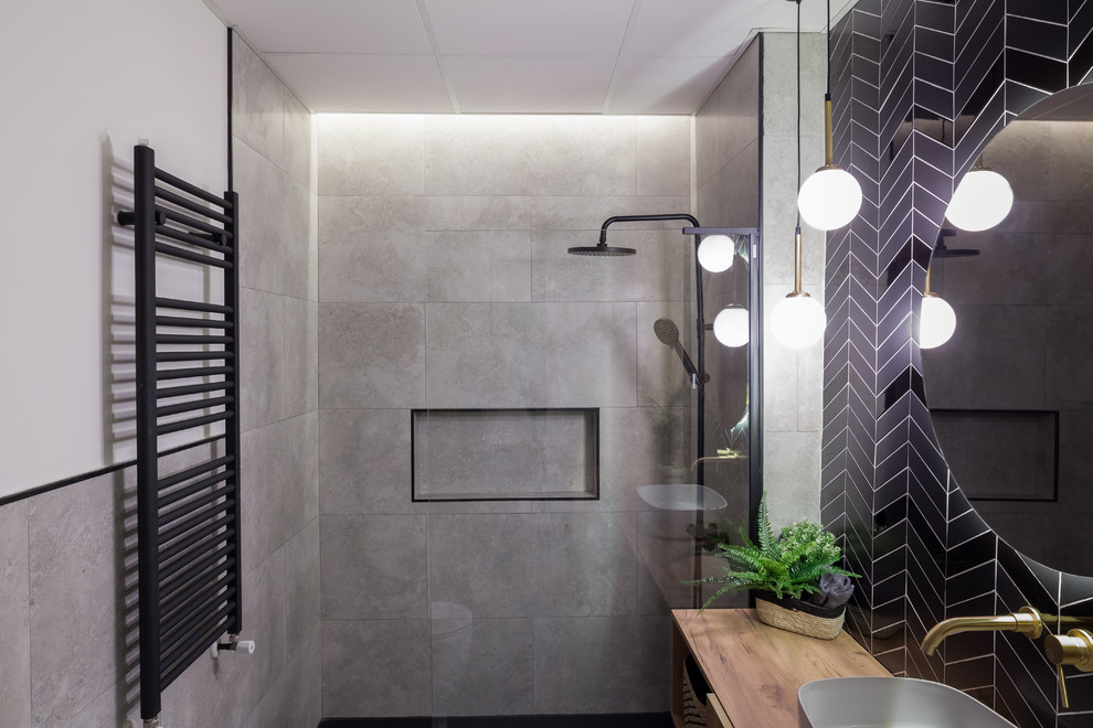 Design ideas for a large scandinavian ensuite bathroom in Madrid with freestanding cabinets, white cabinets, a built-in shower, a one-piece toilet, black and white tiles, ceramic tiles, grey walls, ceramic flooring, a vessel sink, wooden worktops, black floors, a shower curtain and brown worktops.