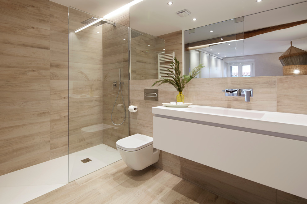 Imagen de cuarto de baño contemporáneo de tamaño medio con armarios con paneles lisos, puertas de armario blancas, sanitario de pared, paredes marrones, suelo de madera clara, aseo y ducha y lavabo integrado
