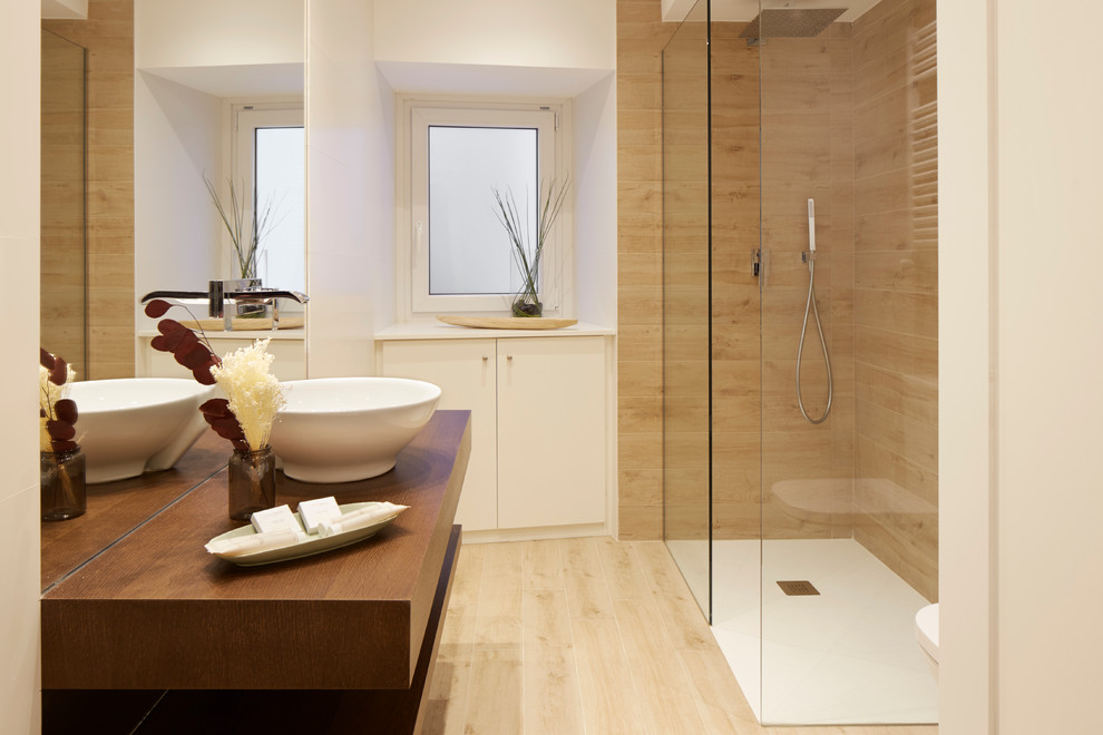 Exempel på ett mellanstort modernt brun brunt badrum med dusch, med öppna hyllor, skåp i mörkt trä, en hörndusch, träbänkskiva och med dusch som är öppen