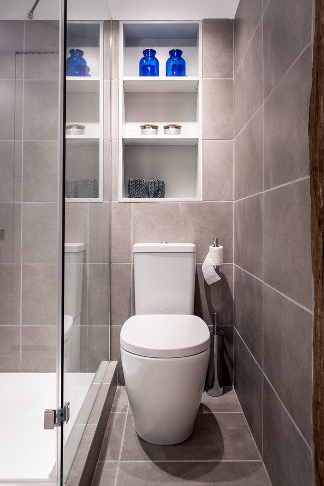 Idéer för att renovera ett mellanstort vintage badrum med dusch, med släta luckor, skåp i mellenmörkt trä, en hörndusch, en toalettstol med separat cisternkåpa, grå väggar, klinkergolv i keramik och ett integrerad handfat