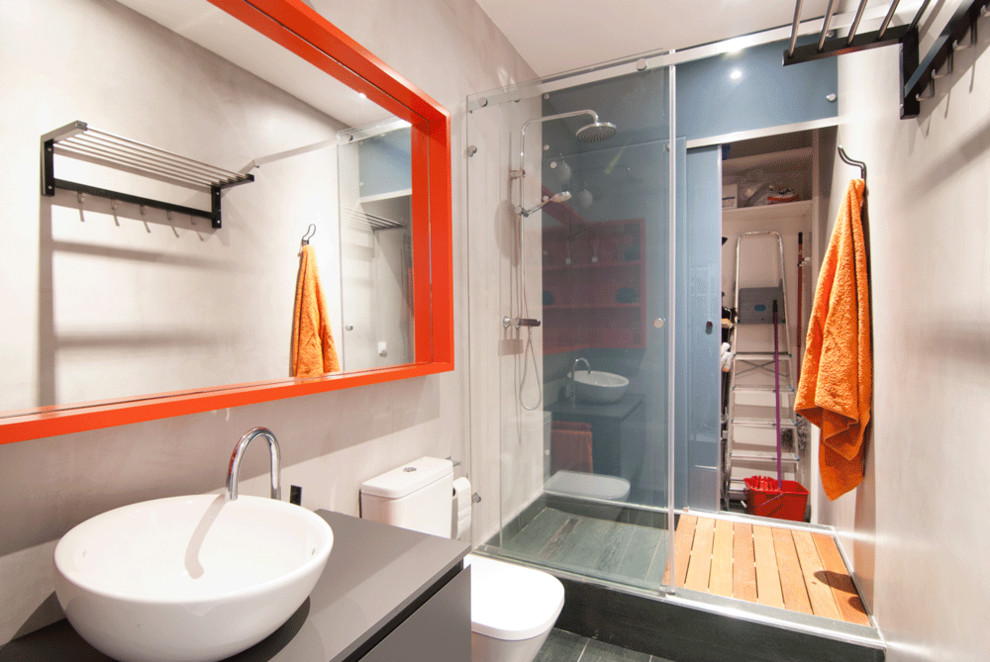 Идея дизайна: главная ванная комната среднего размера в современном стиле с плоскими фасадами, серыми фасадами, раздельным унитазом, серыми стенами, полом из керамической плитки, настольной раковиной, открытым душем, серой плиткой и столешницей из ламината