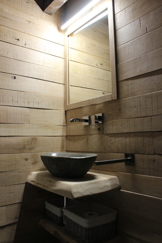 Inspiration för små rustika badrum med dusch, med klinkergolv i porslin, ett fristående handfat, träbänkskiva och öppna hyllor