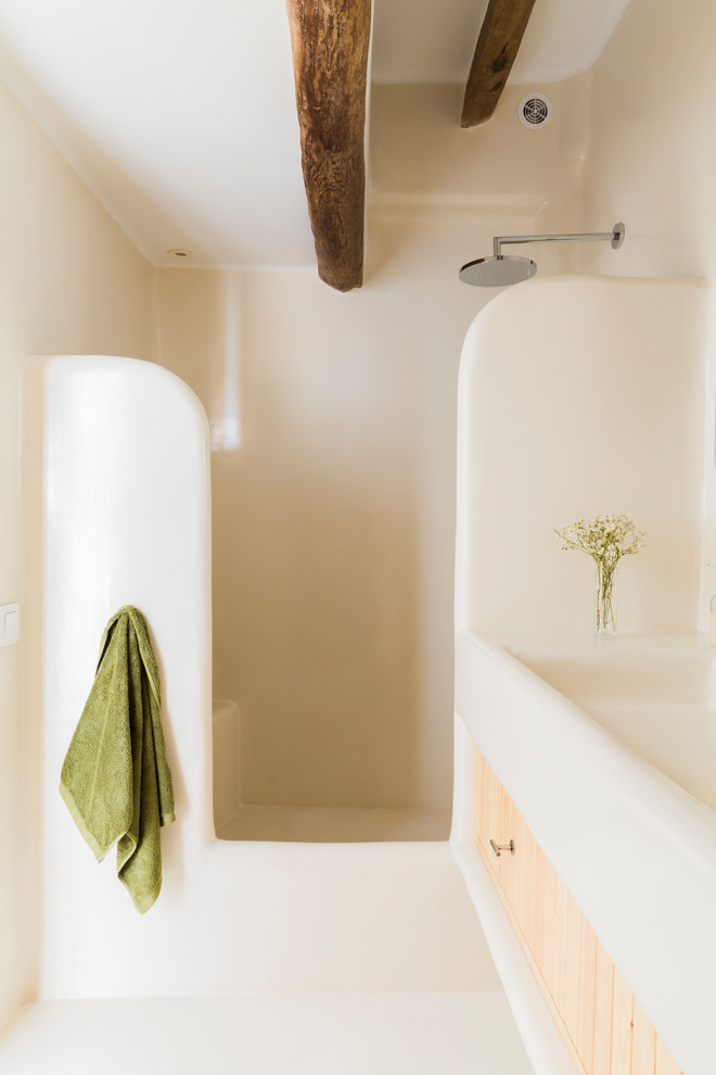 Idee per una stanza da bagno con doccia mediterranea con ante lisce, ante in legno chiaro, doccia alcova, lavabo rettangolare, doccia aperta, pareti beige e pavimento beige