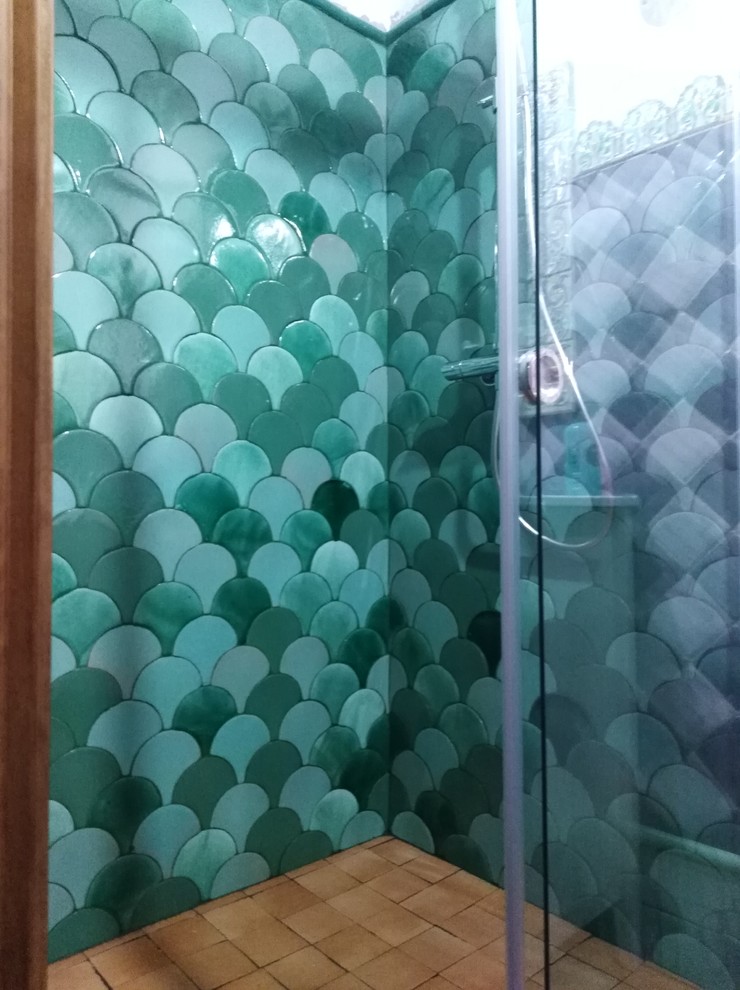 Стильный дизайн: ванная комната в средиземноморском стиле с зеркалом с подсветкой - последний тренд