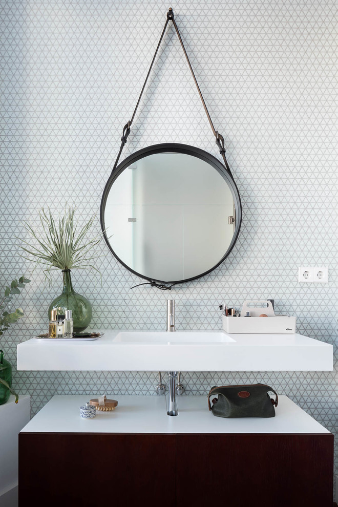 Идея дизайна: ванная комната в современном стиле с открытыми фасадами, белой плиткой, керамической плиткой, белыми стенами, монолитной раковиной и белой столешницей