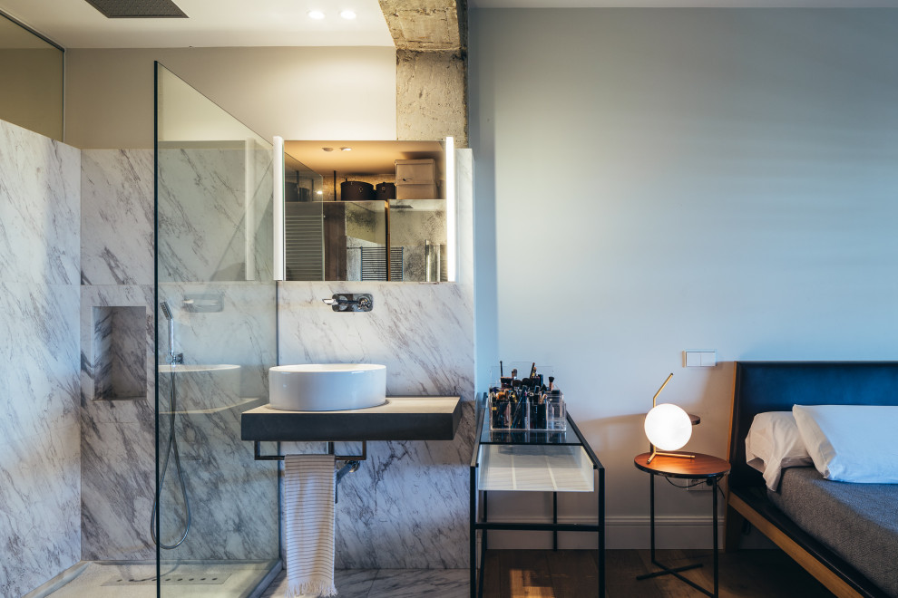 Идея дизайна: ванная комната в современном стиле с душем в нише, серой плиткой, серыми стенами, настольной раковиной, серым полом, нишей и тумбой под одну раковину