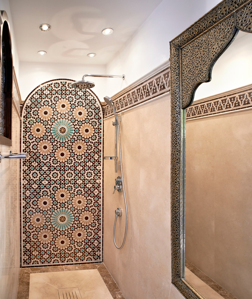 Immagine di una stanza da bagno con doccia tropicale di medie dimensioni con piastrelle multicolore, pareti bianche e doccia a filo pavimento