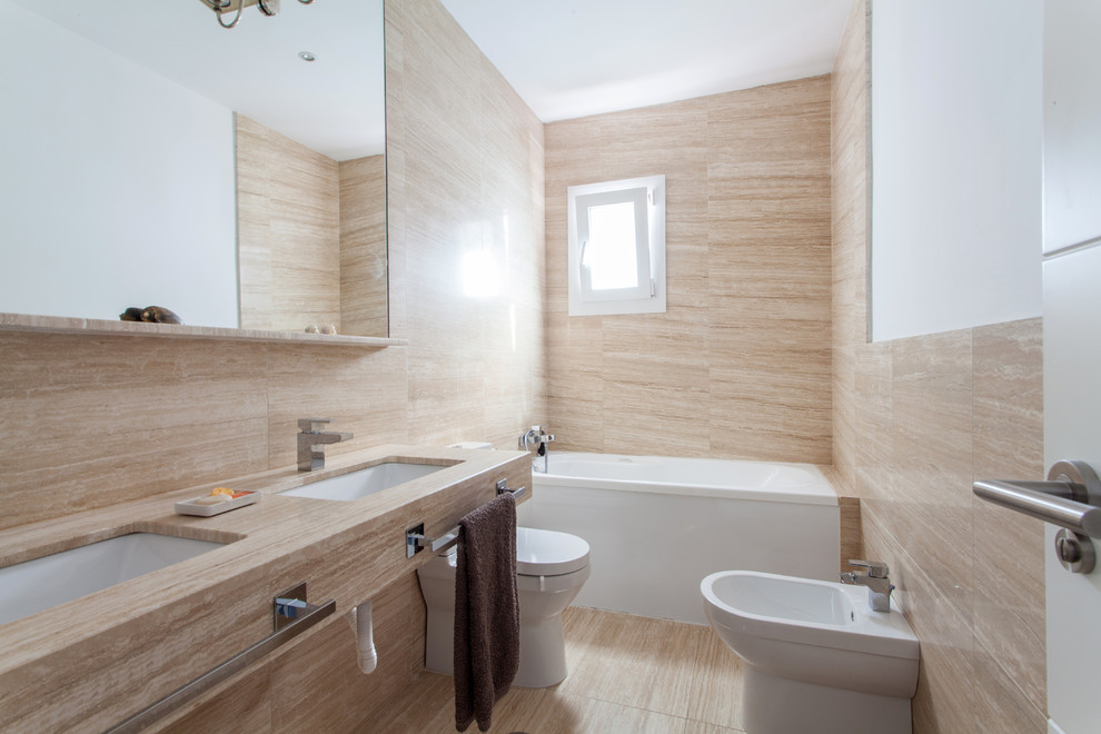 Идея дизайна: главная ванная комната среднего размера в стиле неоклассика (современная классика) с ванной в нише, душем над ванной, биде, бежевыми стенами, врезной раковиной и полом из керамической плитки