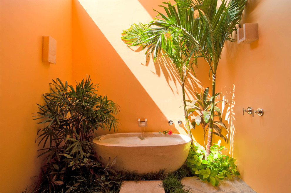 Esempio di una stanza da bagno costiera con vasca freestanding, vasca/doccia, piastrelle gialle, piastrelle di cemento, pareti gialle, pavimento in pietra calcarea, pavimento grigio e doccia aperta