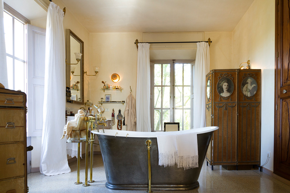 Ejemplo de cuarto de baño principal tradicional con bañera exenta, puertas de armario de madera oscura, paredes beige y suelo beige