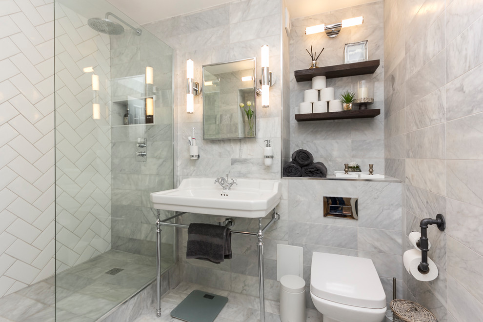 マドリードにあるトランジショナルスタイルのおしゃれな浴室 (オープンシェルフ、一体型トイレ	、グレーのタイル、ペデスタルシンク) の写真