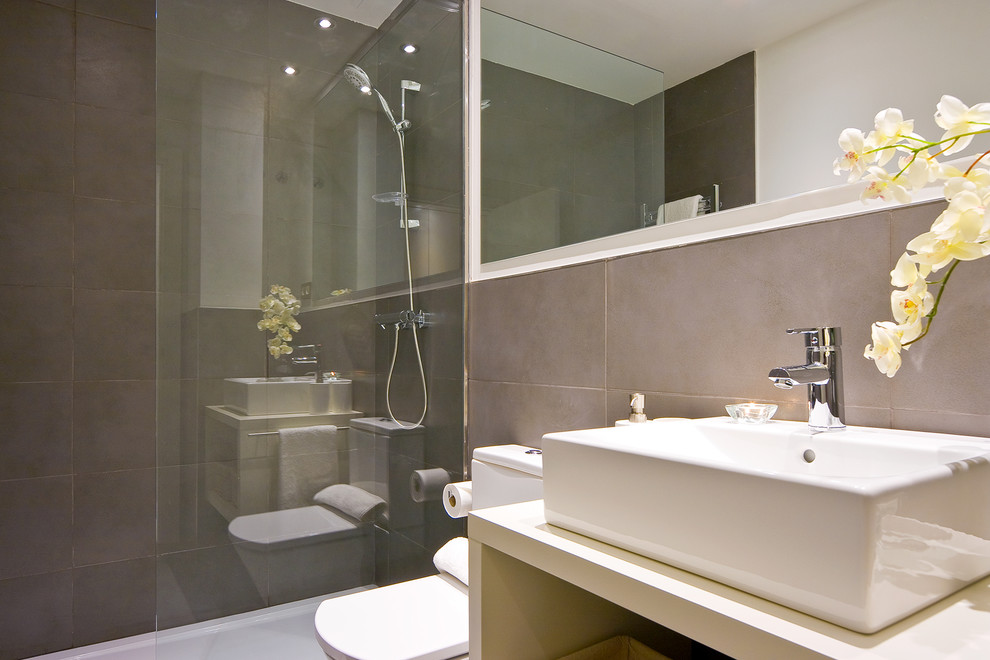 Foto de cuarto de baño tradicional renovado de tamaño medio con armarios abiertos, ducha empotrada, sanitario de dos piezas, paredes grises, aseo y ducha y lavabo sobreencimera