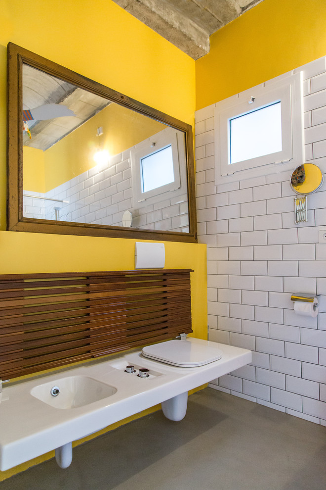 Foto di una stanza da bagno per bambini boho chic di medie dimensioni con vasca ad alcova, vasca/doccia, WC monopezzo e lavabo sospeso
