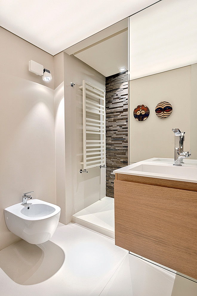 Diseño de cuarto de baño contemporáneo de tamaño medio con ducha esquinera, bidé, aseo y ducha y lavabo integrado