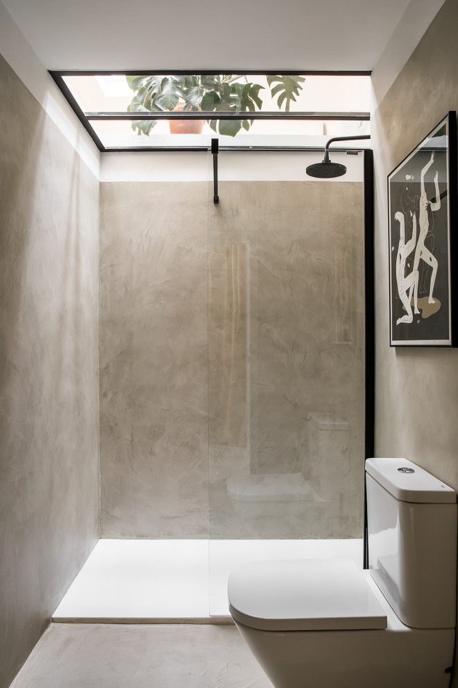 Inspiration för ett minimalistiskt badrum med dusch, med en dusch i en alkov, grå kakel, grå väggar, betonggolv, grått golv, med dusch som är öppen och en toalettstol med separat cisternkåpa