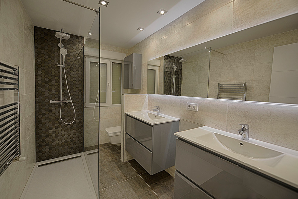 Mittelgroßes Modernes Badezimmer mit flächenbündigen Schrankfronten, weißen Schränken, bodengleicher Dusche, beigen Fliesen, Mosaikfliesen, Porzellan-Bodenfliesen, braunem Boden, weißer Waschtischplatte, WC-Raum und Doppelwaschbecken in Madrid
