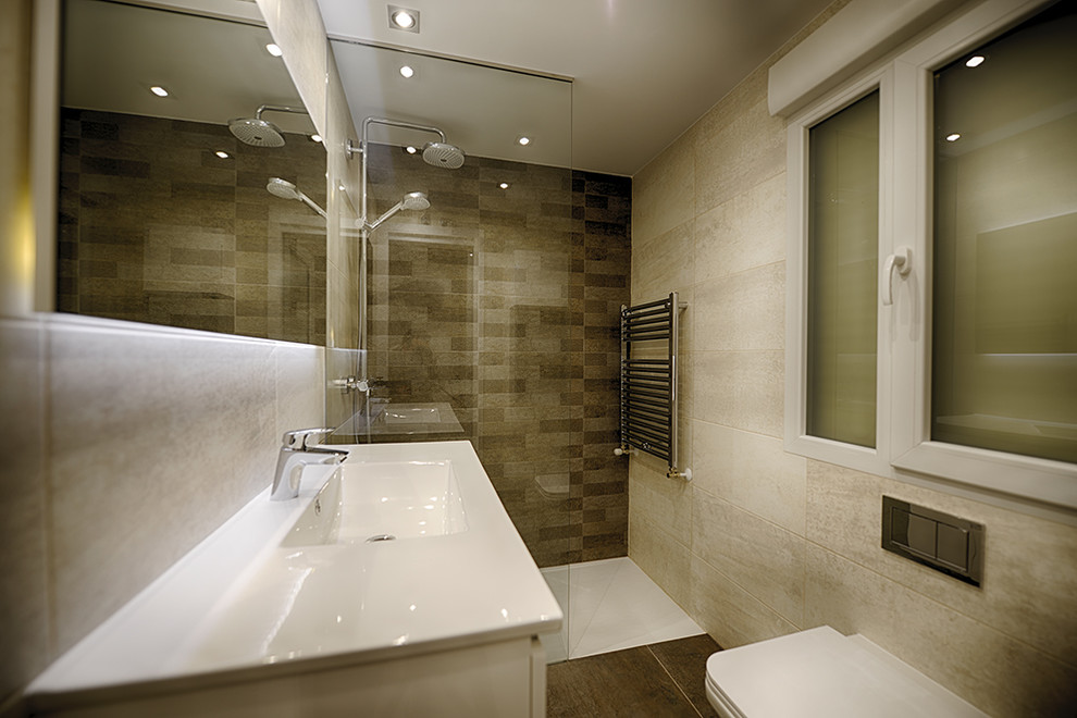 Esempio di una stanza da bagno padronale minimalista di medie dimensioni con ante lisce, ante bianche, doccia a filo pavimento, piastrelle beige, piastrelle in ceramica, pavimento in gres porcellanato, pavimento marrone e un lavabo