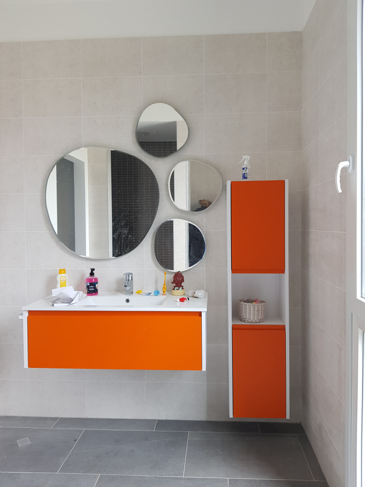 Идея дизайна: детская ванная комната среднего размера в современном стиле с плоскими фасадами, оранжевыми фасадами, бежевой плиткой, керамогранитной плиткой, полом из керамогранита, монолитной раковиной, серым полом, белой столешницей, тумбой под одну раковину и подвесной тумбой