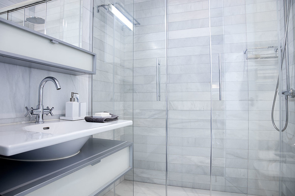 Idées déco pour une salle d'eau moderne de taille moyenne avec un placard en trompe-l'oeil, des portes de placard grises, une douche à l'italienne, un carrelage gris, des carreaux de béton, un mur gris, sol en béton ciré et un lavabo encastré.