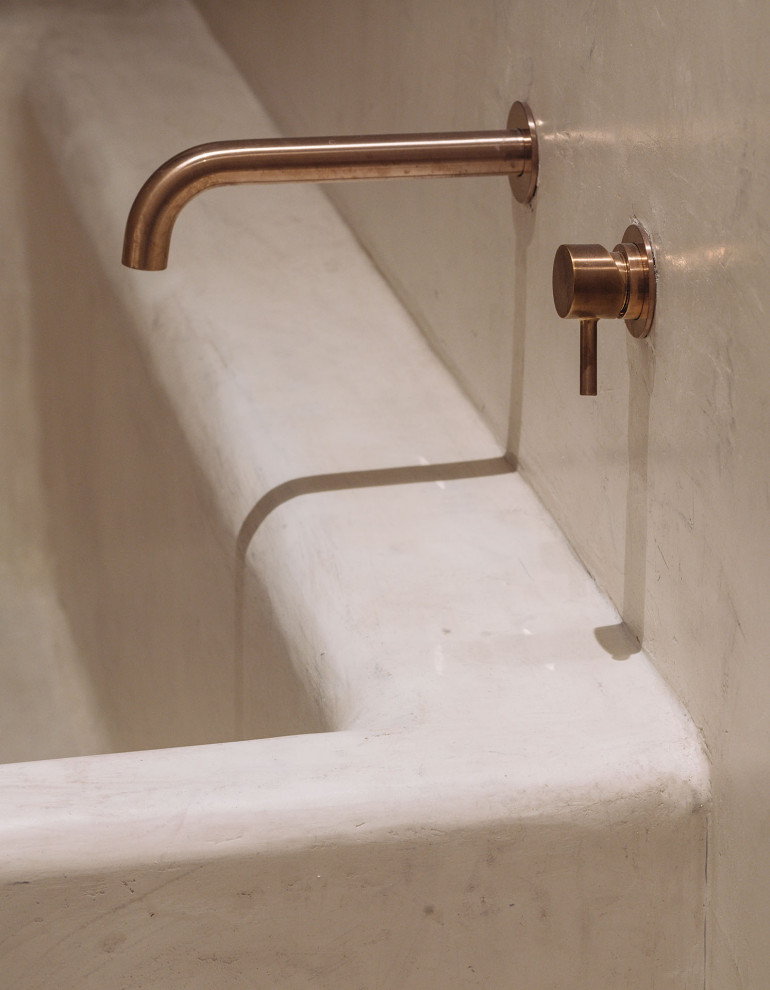 Идея дизайна: главная ванная комната в современном стиле с бетонным полом и бежевым полом