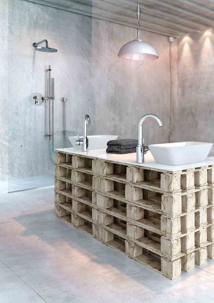 Foto di una stanza da bagno con doccia industriale di medie dimensioni con doccia aperta e lavabo a bacinella