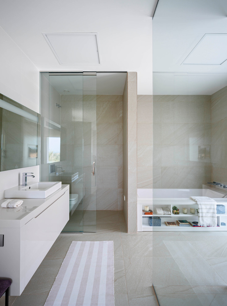 Idéer för att renovera ett stort funkis en-suite badrum, med släta luckor, vita skåp, ett badkar i en alkov, en dusch/badkar-kombination, ett fristående handfat och med dusch som är öppen
