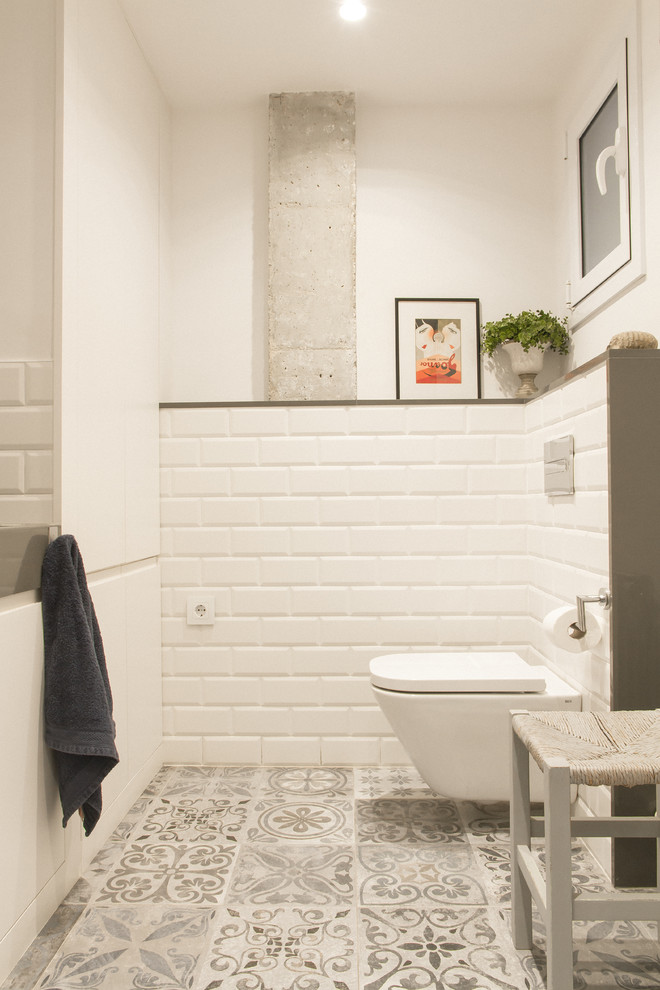 Idée de décoration pour une salle de bain principale urbaine de taille moyenne avec un placard à porte plane, des portes de placard blanches, une douche à l'italienne, un carrelage blanc, des carreaux de céramique, un sol en carrelage de porcelaine, un lavabo intégré, un plan de toilette en quartz modifié et un plan de toilette gris.