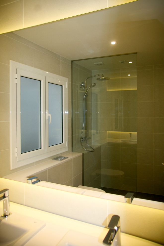 Inspiration för mellanstora moderna en-suite badrum, med en dusch i en alkov och ett undermonterad handfat