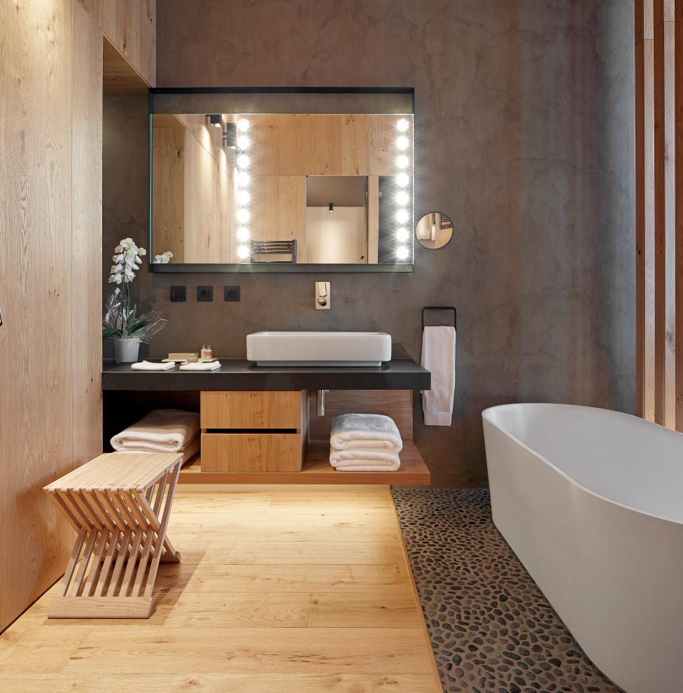 This is an example of a rustic bathroom in Barcelona.