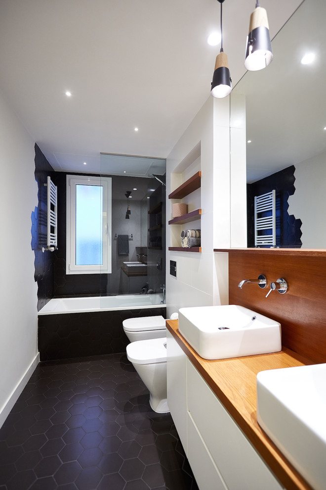 Пример оригинального дизайна: главная ванная комната среднего размера в современном стиле с плоскими фасадами, белыми фасадами, ванной в нише, душем над ванной, полом из керамической плитки, столешницей из дерева, черным полом и коричневой столешницей