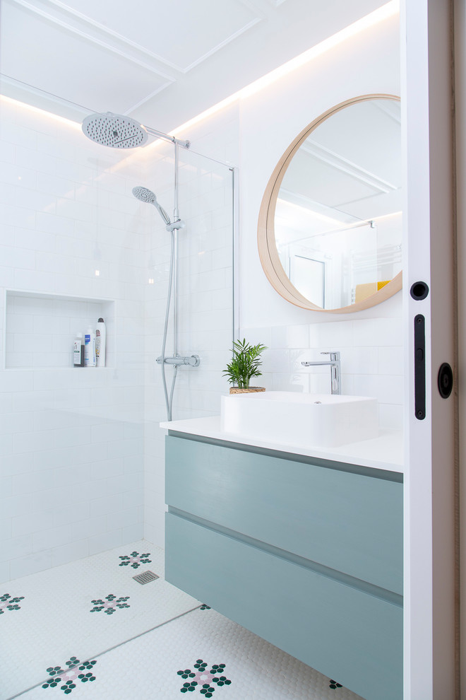 Inspiration för mellanstora moderna vitt en-suite badrum, med möbel-liknande, gröna skåp, en öppen dusch, flerfärgad kakel, mosaik, vita väggar, mosaikgolv, ett fristående handfat, kaklad bänkskiva, flerfärgat golv och med dusch som är öppen