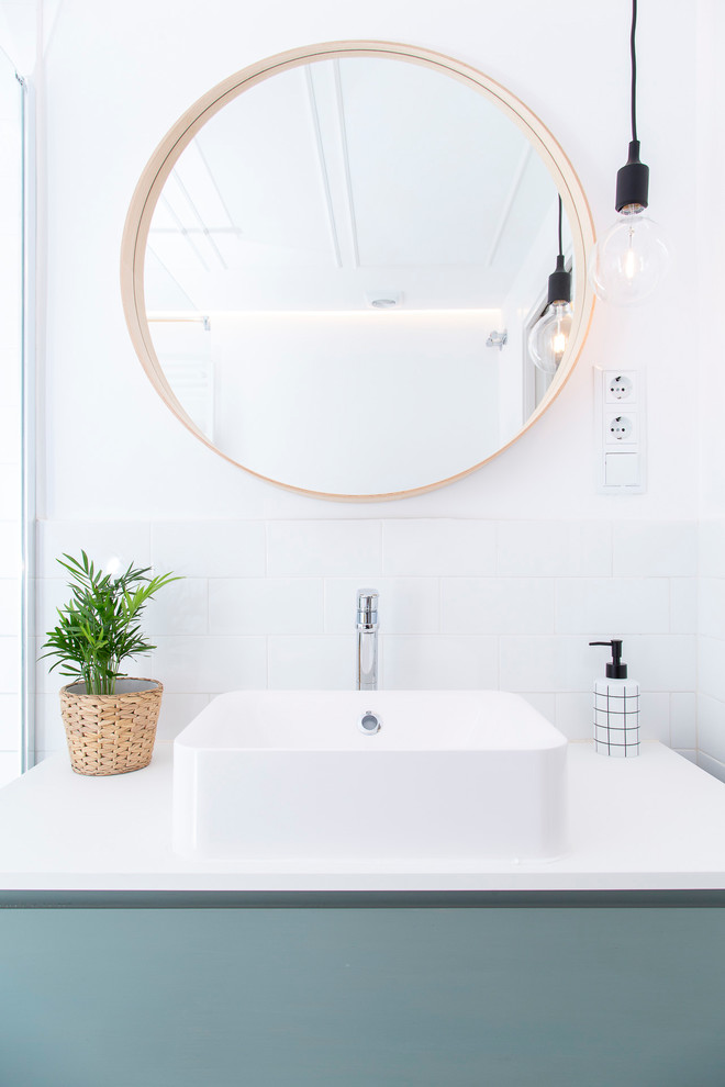 Inspiration för ett mellanstort funkis vit vitt en-suite badrum, med möbel-liknande, gröna skåp, vita väggar, ett fristående handfat och kaklad bänkskiva