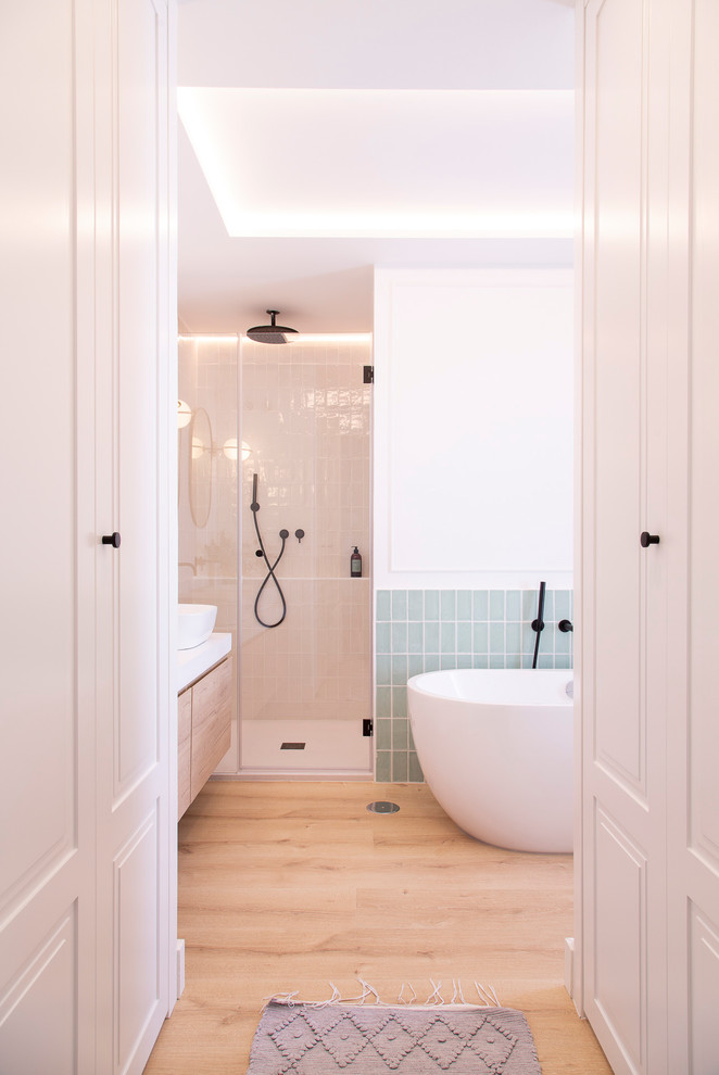 Inredning av ett modernt mellanstort vit vitt en-suite badrum, med möbel-liknande, gröna skåp, ett badkar med tassar, en öppen dusch, brun kakel, mosaik, vita väggar, klinkergolv i keramik, ett fristående handfat, träbänkskiva, brunt golv och med dusch som är öppen