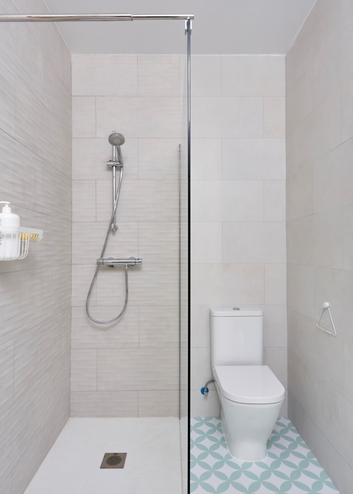 Inredning av ett modernt mellanstort badrum med dusch, med en hörndusch, en toalettstol med hel cisternkåpa, grön kakel, beige väggar, vinylgolv, grönt golv och med dusch som är öppen