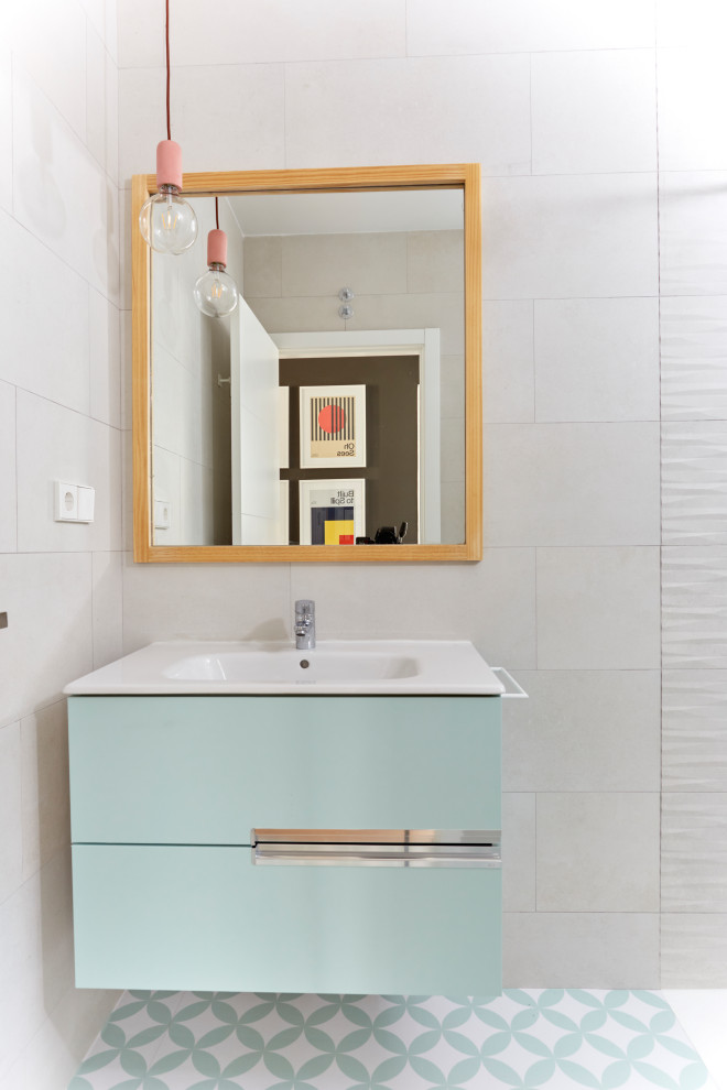 Idéer för att renovera ett mellanstort funkis vit vitt badrum med dusch, med luckor med upphöjd panel, vita skåp, grå väggar, vinylgolv och grönt golv