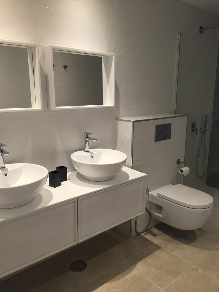 Идея дизайна: ванная комната среднего размера в стиле фьюжн с душевой кабиной и зеркалом с подсветкой