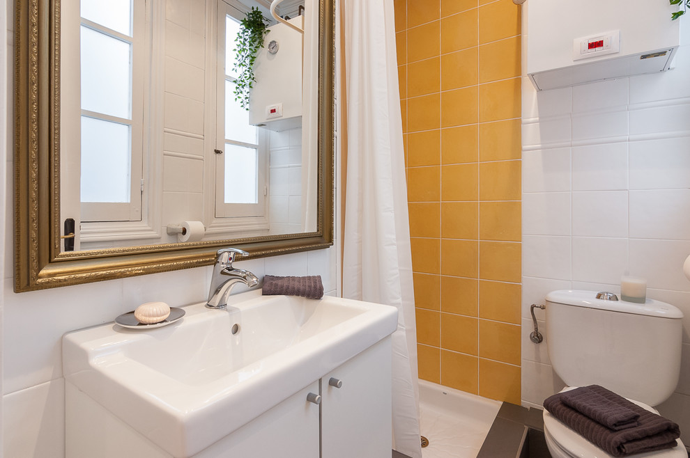 Свежая идея для дизайна: маленькая ванная комната в современном стиле с белой плиткой, керамической плиткой, полом из керамической плитки, душевой кабиной, серым полом и шторкой для ванной для на участке и в саду - отличное фото интерьера