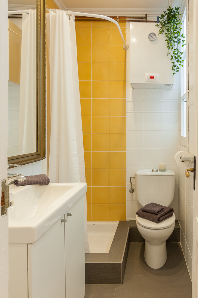 Kleines Modernes Duschbad mit gelben Fliesen, Keramikfliesen, Keramikboden, grauem Boden und Duschvorhang-Duschabtrennung in Sonstige