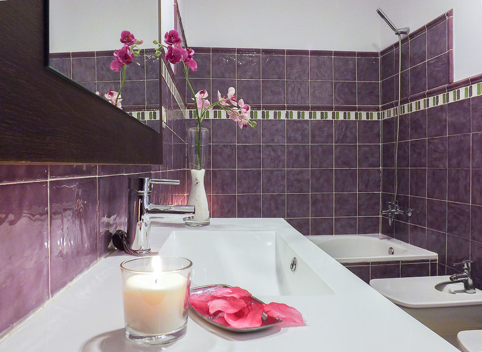Ejemplo de cuarto de baño principal clásico de tamaño medio con bañera encastrada, combinación de ducha y bañera, bidé, baldosas y/o azulejos de cerámica y lavabo de seno grande