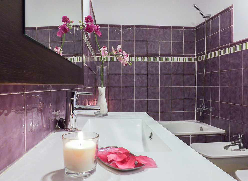 Ejemplo de cuarto de baño principal, clásico, de tamaño medio, con bañera encastrada, combinación de ducha y bañera, bidé, baldosas y/o azulejos de cerámica y lavabo de seno grande