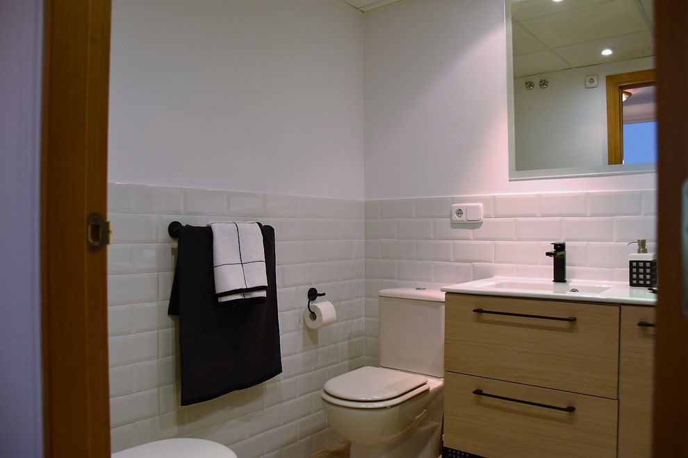 Стильный дизайн: ванная комната в средиземноморском стиле с белой плиткой, керамической плиткой, полом из керамической плитки и разноцветным полом - последний тренд