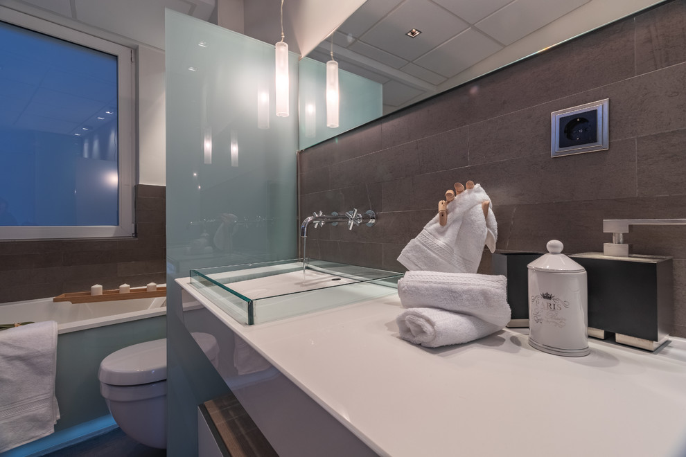 Esempio di una grande stanza da bagno minimalista con ante in stile shaker