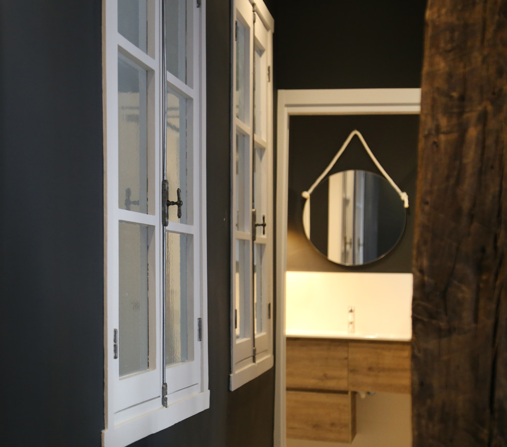 Ispirazione per una cucina contemporanea di medie dimensioni con ante lisce, pavimento in linoleum, pavimento grigio, top nero e travi a vista