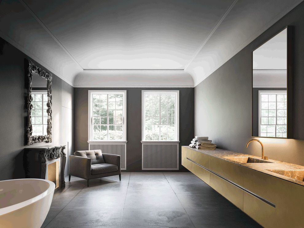 Foto di una grande stanza da bagno padronale minimalista con ante lisce, vasca freestanding e pareti grigie